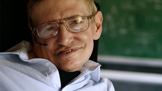 Stephen Hawking měl navzdory své těžké nemoci velice zajímavý život. Nevzdal se a z jeho píle bychom si měli brát příklad