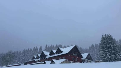 FOTO: V Peci pod Sněžkou napadla hromada sněhu.