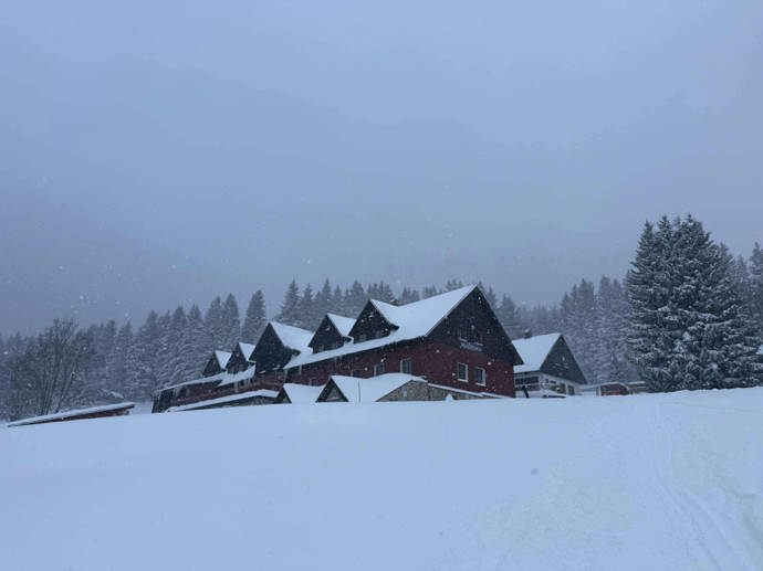 FOTO: V Peci pod Sněžkou napadla hromada sněhu. – stránka 9