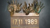 Bronzová plastika rukou, přidělaná tajně a bez povolení, vydržela na svém místě skoro dvacet sedm let.