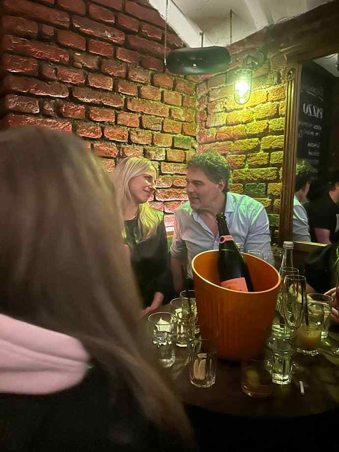 FOTO: Jaromír Jágr se v baru skvěle bavil. – stránka 42