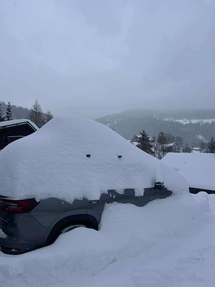 FOTO: Auta zasypal sníh. – stránka 2