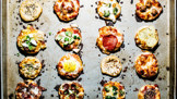 Tyto pizzové koláčky jsou jako pamlsky z bonboniéry - vypadají podobně, ale každý chutná jinak.
