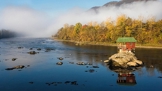 Chatička v korytě srbské řeky Drina.