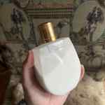 Redaktorka Veronika si ráda dopřeje luxusní parfemované tělové mléko. Jejím momentálním favoritem je produkt Nomade od značky Chloé, za který si trochu připlatíte Tělové mléko vyjde přibližně na 1400 Kč.