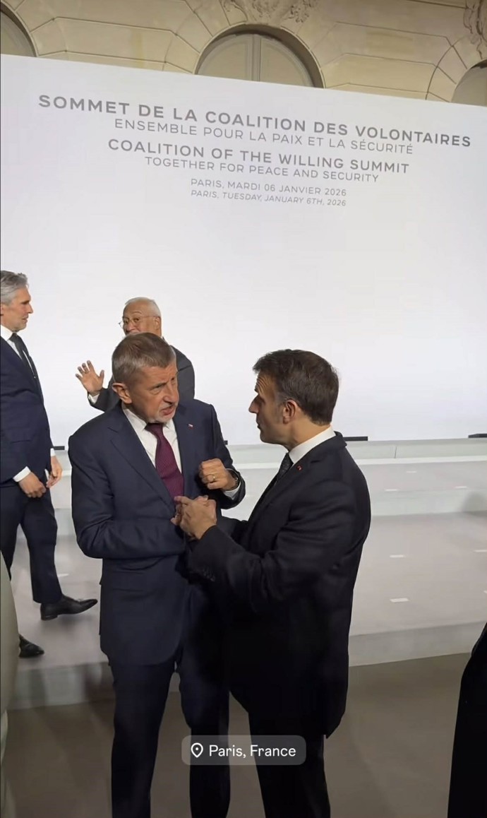 FOTO: Andrej Babiš  s Emmanuelem Macronem. – stránka 17