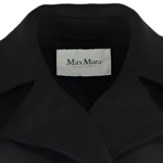 Kabátu nechybí logo ani decentní límcové klopy.