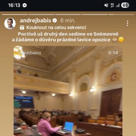 Andrej Babiš ukázal prázdné lavice ve Sněmovně.