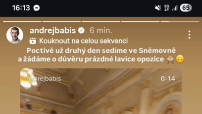 FOTO: Andrej Babiš ukázal prázdné lavice ve Sněmovně.