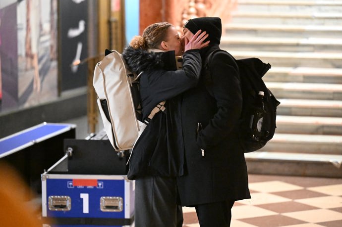 FOTO: Robert Mikluš s partnerkou předvedli vášnivý polibek. – stránka 2