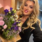 Fanouškům se pochlubila také kyticí, kterou dostala po skončení natáčení talkshow Na kafeečko. 