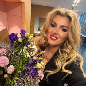 Fanouškům se pochlubila také kyticí, kterou dostala po skončení natáčení talkshow Na kafeečko. 