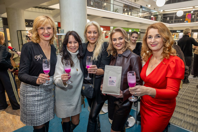 FOTO: Hana Kynychová uvedla na trh novou řadu čajů a kolagenu. – stránka 6