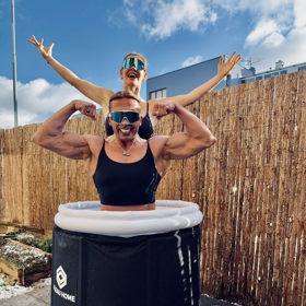 Věra Mikulcová se svou partnerkou Janou Paulátovou propadly otužování. Pořídily si na to speciální káď. 