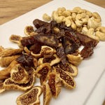 Věra s Janou dávají do chlebíčku jen ořechy a kandované ovoce. 