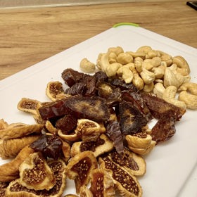 Věra s Janou dávají do chlebíčku jen ořechy a kandované ovoce. 