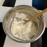 Základem je dostatečně ušlehaný sníh, do kterého se jemně zapracují zbývající suroviny. 