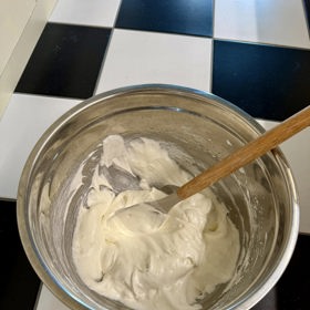 Základem je dostatečně ušlehaný sníh, do kterého se jemně zapracují zbývající suroviny. 