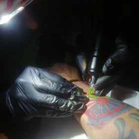 Parsifal si nechal na ruku vytetovat romskou vlajku.