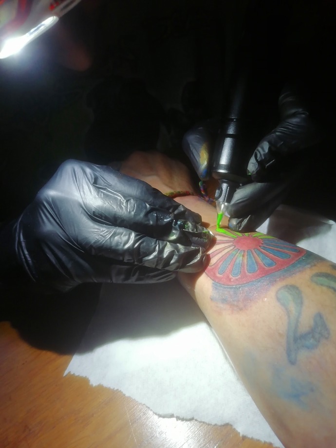 FOTO: Parsifal si nechal na ruku vytetovat romskou vlajku. – stránka 4