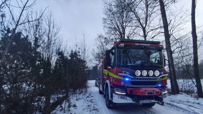 FOTO: Traktor se převrátil a narazil do dvou žen na saních.