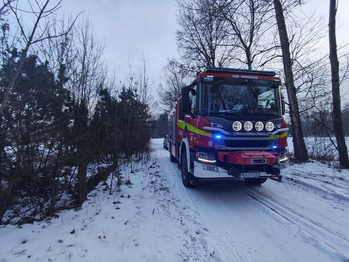 FOTO: Traktor se převrátil a narazil do dvou žen na saních. – stránka 3
