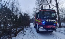 Traktor se převrátil a narazil do dvou žen na saních.