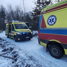 Traktor se převrátil a narazil do dvou žen na saních.