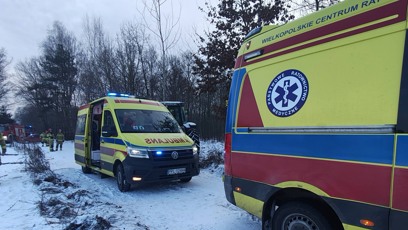 FOTO: Traktor se převrátil a narazil do dvou žen na saních.
