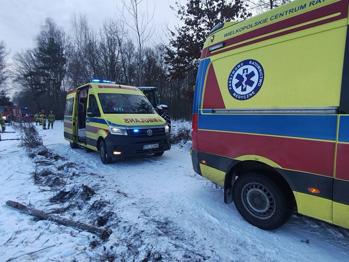 FOTO: Traktor se převrátil a narazil do dvou žen na saních.