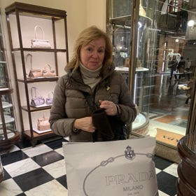 Herečka Jitka Sedláčková v milánském butiku se svou novou kabelkou, jak ji zvěčnil partner Pavel Töpfer.