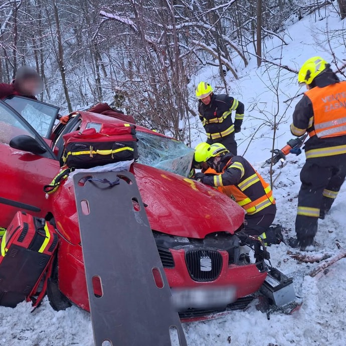 FOTO: Hasiči vyprošťují auto.