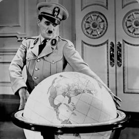 David Matásek karikoval Babiše fotkou Chaplina imitujícího Hitlera.