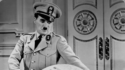 FOTO: David Matásek karikoval babiše fotkoou Chaplina imitujícího Hitlera.