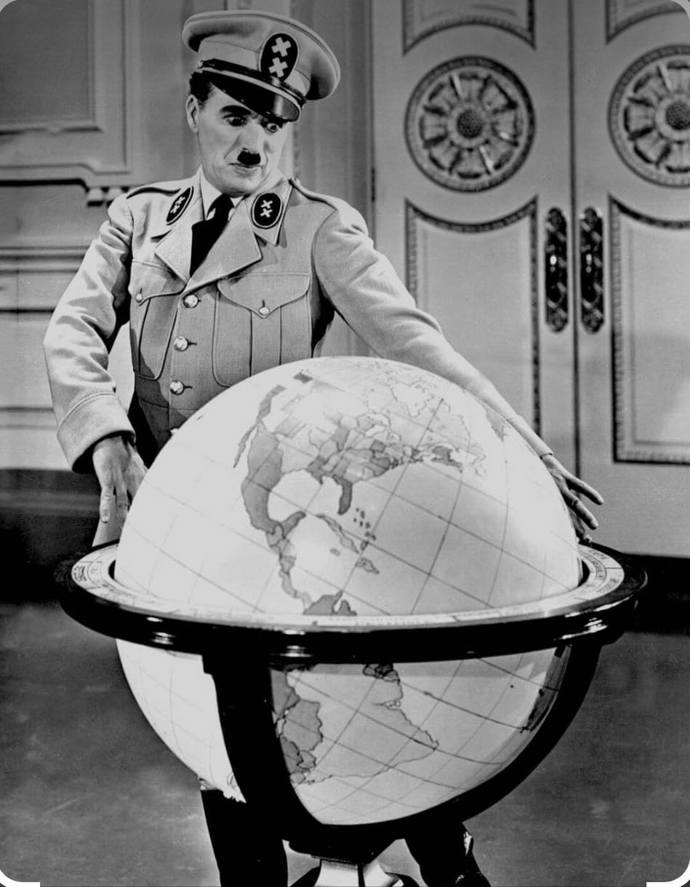 FOTO: David Matásek karikoval babiše fotkoou Chaplina imitujícího Hitlera.