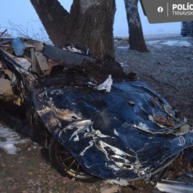 Její auto narazilo do stromu.