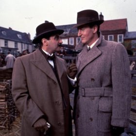 Hercule Poirot v podání Davida Sucheta na snímku v epizodě Tragédie v Marsdonu. Spolu s Hughem Fraserem.