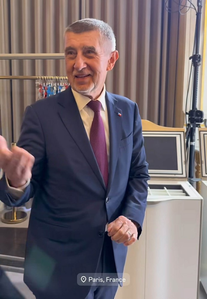FOTO: Andrej Babiš  už opět nosí snubní prsten. – stránka 16