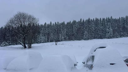 FOTO: Auta zasypal sníh.