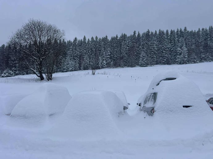 FOTO: Auta zasypal sníh.