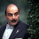 Hercule Poirot, detektiv, který se zrodil v hlavě spisovatelky Agathy Christie. Na snímku v podání herce Davida Sucheta v epizodě Nástrahy zubařského křesla.
