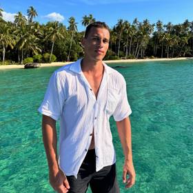 Adrian Chabada žije v Dubaji. 