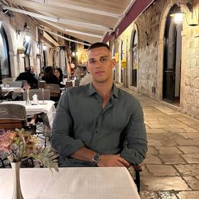 Adrian Chabada je novým slovenským Bachelorem. 