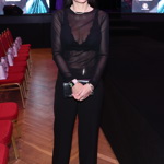 Alice Jandová tentokrát provokovala v průhledném černém topu doplněném o černé společenské kalhoty. 