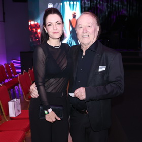 Petr Janda oblékl černý oblek s černou košilí, kravatu nechal doma. 