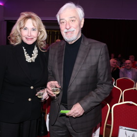 Jan Rosák s manželkou Jiřinou, která stejně jako na nedávné jiné společenské akci oblékla černý propínací svetřík s výrazným zlatým náhrdelníkem. 