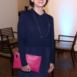 Hlavní roli v celém looku sehrály zlatý náhrdelník a především výrazně růžová kabelka.