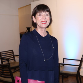 Hlavní roli v celém looku sehrály zlatý náhrdelník a především výrazně růžová kabelka.