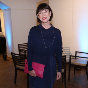 Nemusíte sahat jen po černých variantách. Zkuste i barevné punčochy jako Andrea Bartošková, která namísto černé sáhla po stylové alternativě v podobě tmavě modré