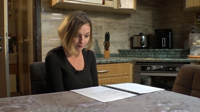 FOTO: Ivana při čtení manuálu.